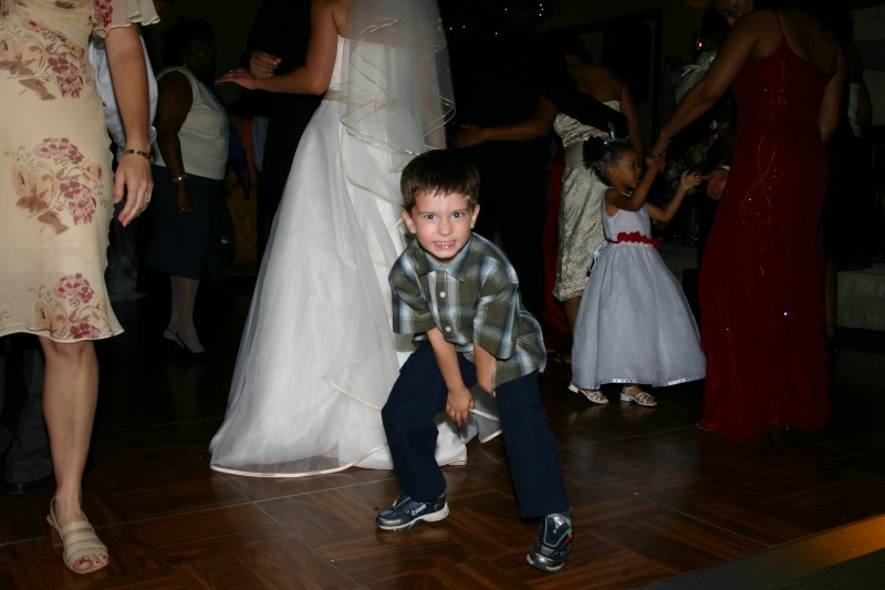 2005/10(October)/Charlotte-Byron-wedding/800x600_2005-10-01-Byron-Charlotte-Davis-wedding-098-dancing-Dax.JPG