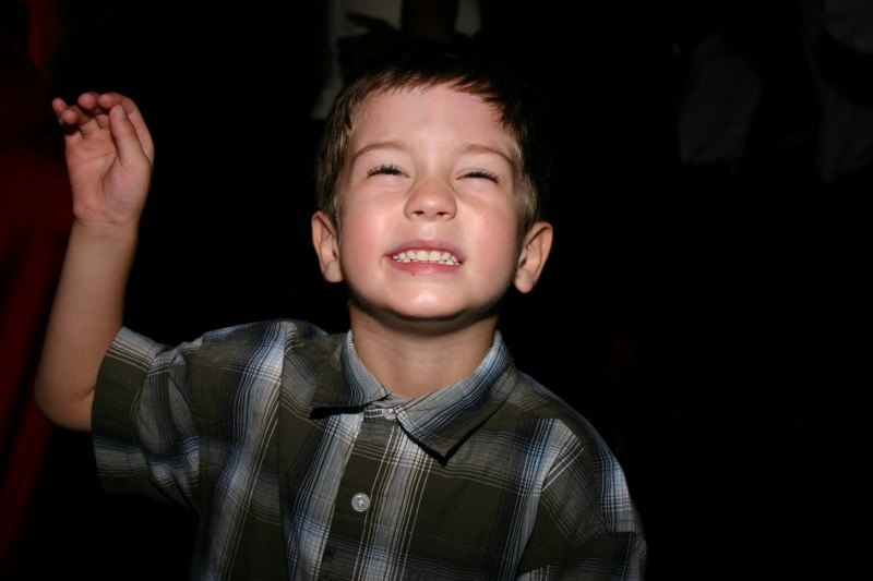 2005/10(October)/Charlotte-Byron-wedding/800x600_2005-10-01-Byron-Charlotte-Davis-wedding-103-dancing-Dax.JPG