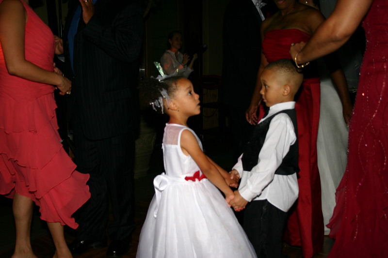 2005/10(October)/Charlotte-Byron-wedding/800x600_2005-10-01-Byron-Charlotte-Davis-wedding-115-dancing.JPG