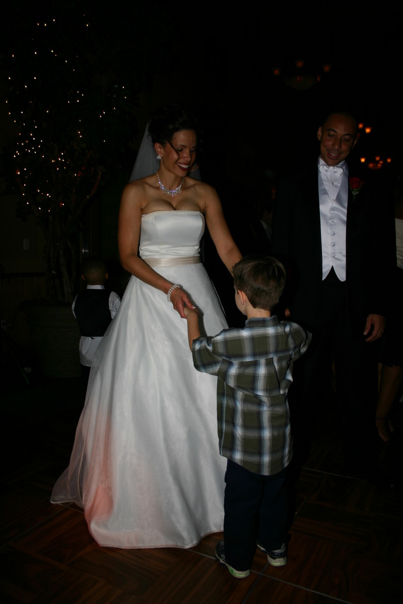 2005/10(October)/Charlotte-Byron-wedding/800x600_2005-10-01-Byron-Charlotte-Davis-wedding-121-dancing-Dax.JPG