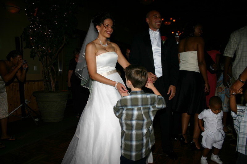 2005/10(October)/Charlotte-Byron-wedding/800x600_2005-10-01-Byron-Charlotte-Davis-wedding-123-dancing-Dax.JPG