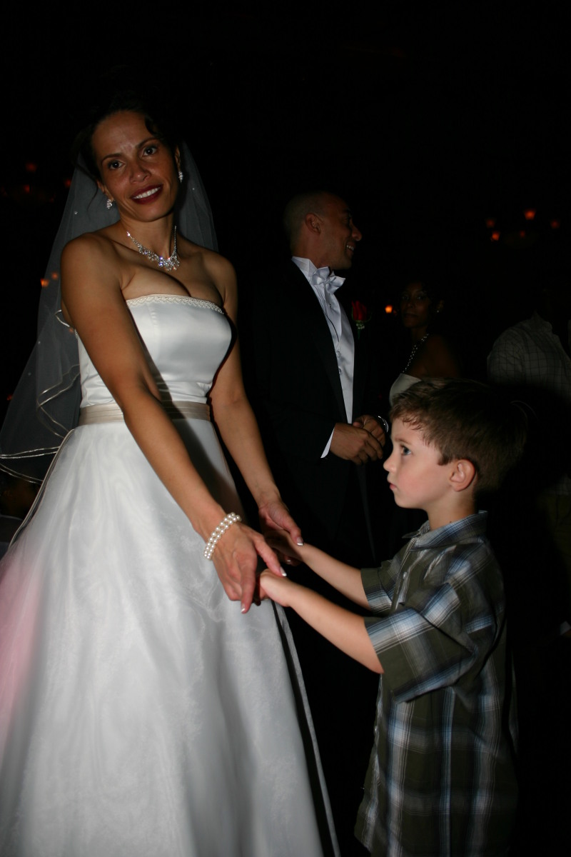 2005/10(October)/Charlotte-Byron-wedding/800x600_2005-10-01-Byron-Charlotte-Davis-wedding-124-dancing-Dax.JPG