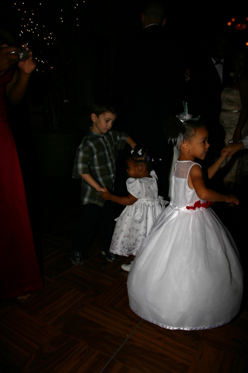 2005/10(October)/Charlotte-Byron-wedding/800x600_2005-10-01-Byron-Charlotte-Davis-wedding-126-dancing-Dax.JPG
