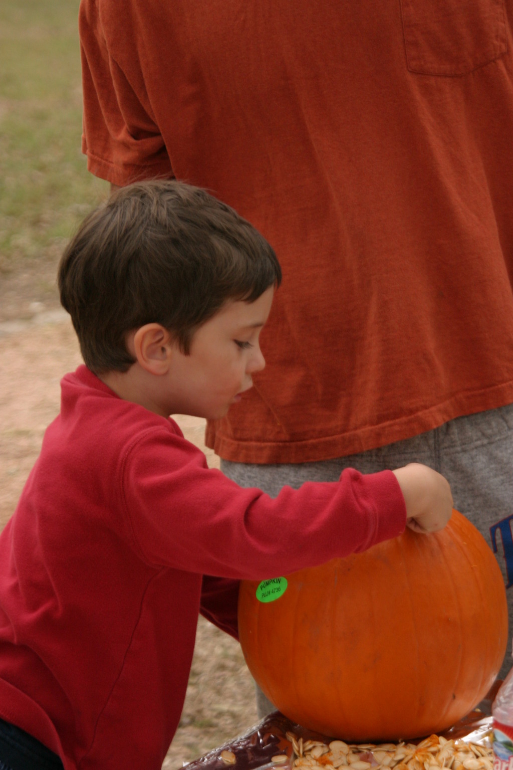 2005/10(October)/Halloween/1024x768_2005-10-30-pumpkin-carving-05-Dax-Travis.JPG