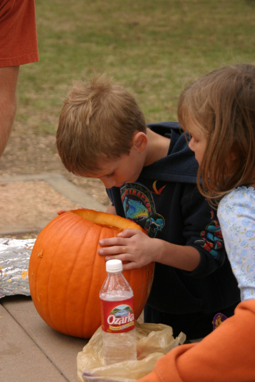 2005/10(October)/Halloween/1024x768_2005-10-30-pumpkin-carving-09-Chance.JPG