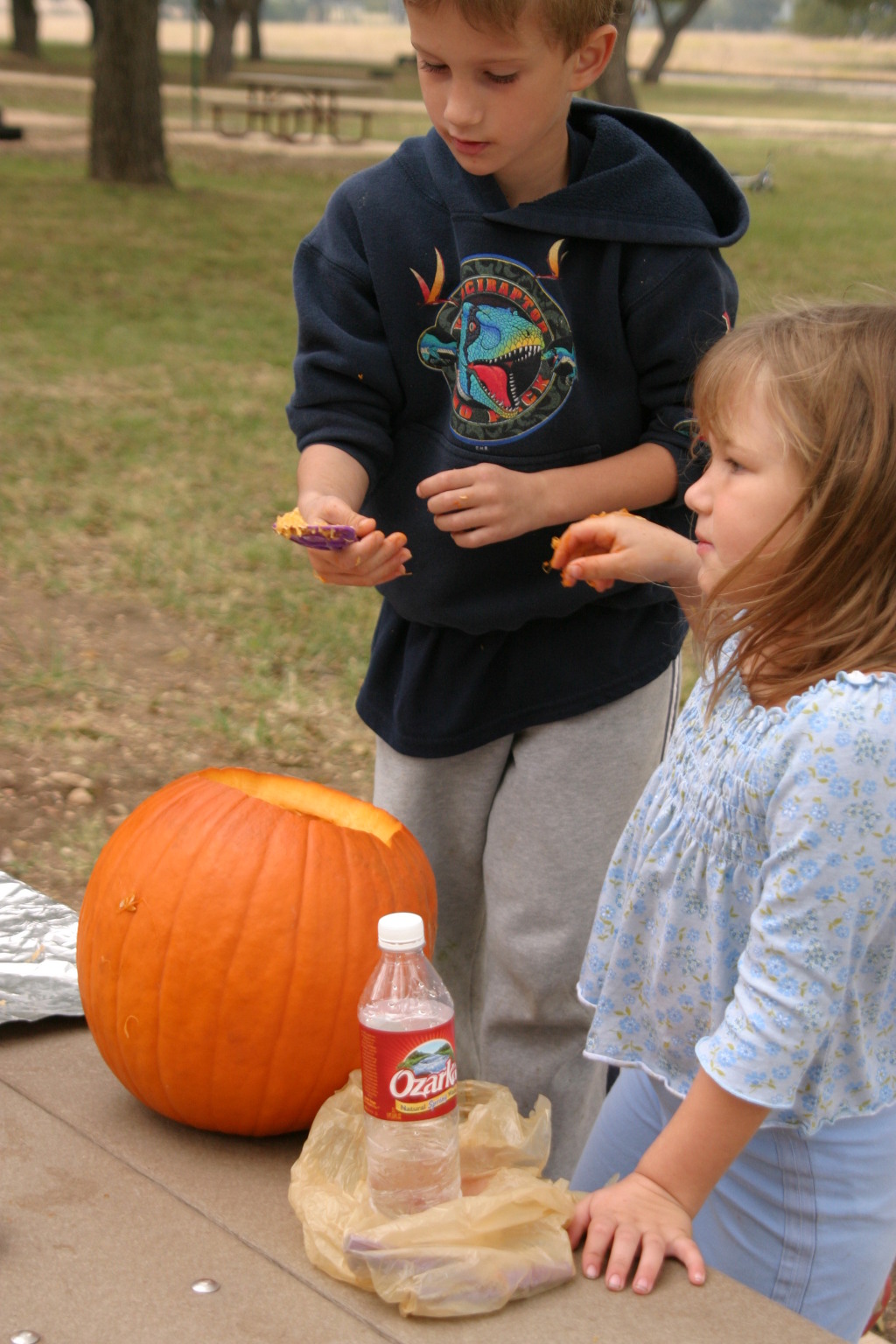 2005-10-30-pumpkin-carving-10-Chance-Brittney.JPG