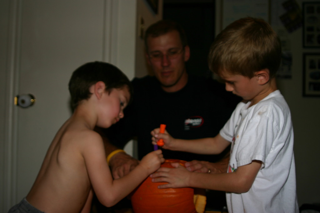 2005/10(October)/Halloween/1024x768_2005-10-30-pumpkin-carving-15-Chance-Dax-Travis.JPG