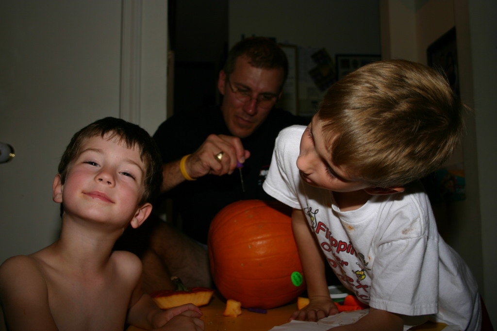 2005/10(October)/Halloween/1024x768_2005-10-30-pumpkin-carving-20-Chance-Dax-Travis.JPG