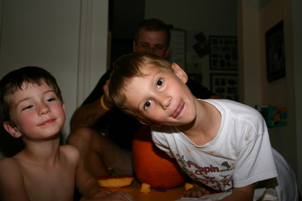 2005/10(October)/Halloween/1024x768_2005-10-30-pumpkin-carving-21-Chance-Dax-Travis.JPG