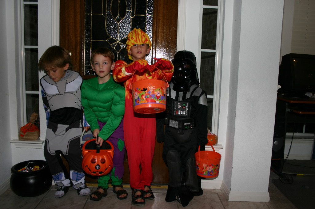 2005/10(October)/Halloween/1024x768_2005-10-31-Halloween-3-Jack-Case-Chance-Dax.JPG