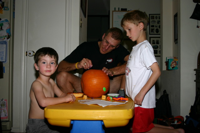 2005-10-30-pumpkin-carving-18-Chance-Dax-Travis.JPG
