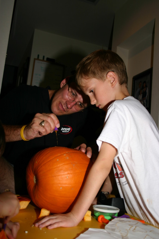 2005-10-30-pumpkin-carving-19-Chance-Travis.JPG