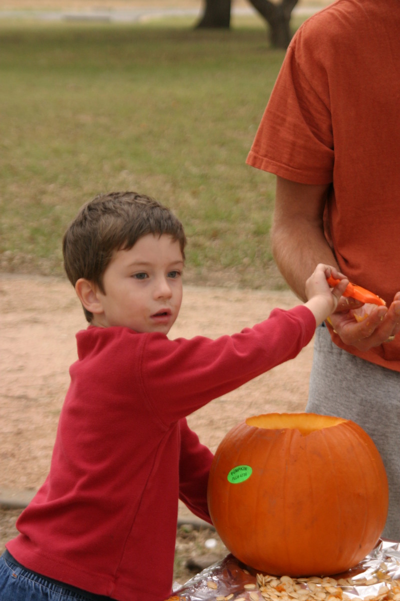 2005/10(October)/Halloween/800x600_2005-10-30-pumpkin-carving-08-Dax.JPG