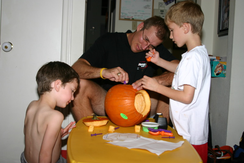 2005/10(October)/Halloween/800x600_2005-10-30-pumpkin-carving-13-Chance-Dax-Travis.JPG