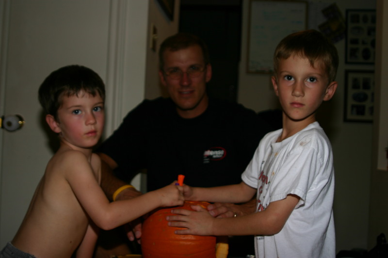 2005/10(October)/Halloween/800x600_2005-10-30-pumpkin-carving-16-Chance-Dax-Travis.JPG