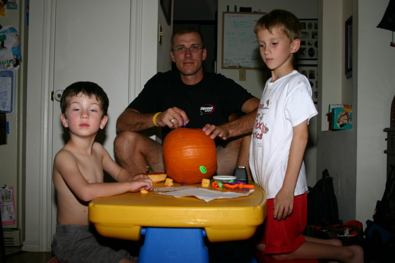 2005/10(October)/Halloween/800x600_2005-10-30-pumpkin-carving-17-Chance-Dax-Travis.JPG