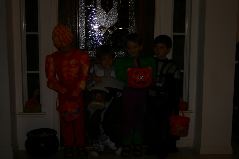 2005/10(October)/Halloween/800x600_2005-10-31-Halloween-2-Chance-Jack-Case-Dax.JPG