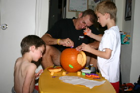 2005-10-30-pumpkin-carving-13-Chance-Dax-Travis.JPG