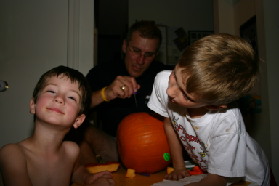 2005-10-30-pumpkin-carving-20-Chance-Dax-Travis.JPG