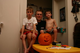 2005-10-30-pumpkin-carving-22-Chance-Dax-Travis.JPG