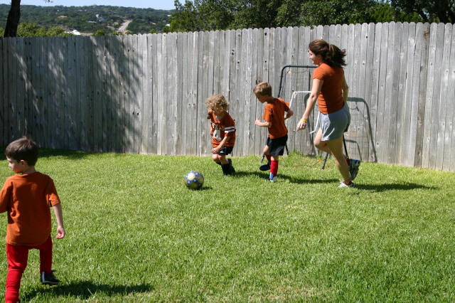 2005/10(October)/Misc-Soccer/640x480_2005-10-08-Soccer-04-Suzi-Vale-Chance.JPG