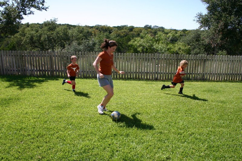 2005/10(October)/Misc-Soccer/800x600_2005-10-08-Soccer-03-Suzi-Vale-Chance.JPG