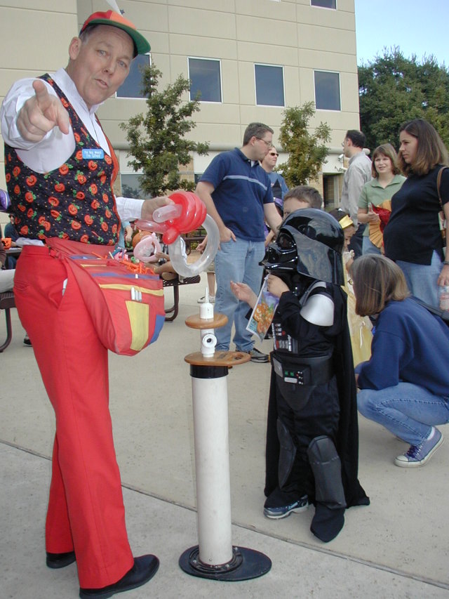 2005-10-27-Motive-Halloween-Party-12-Dax-balloon-guy.JPG