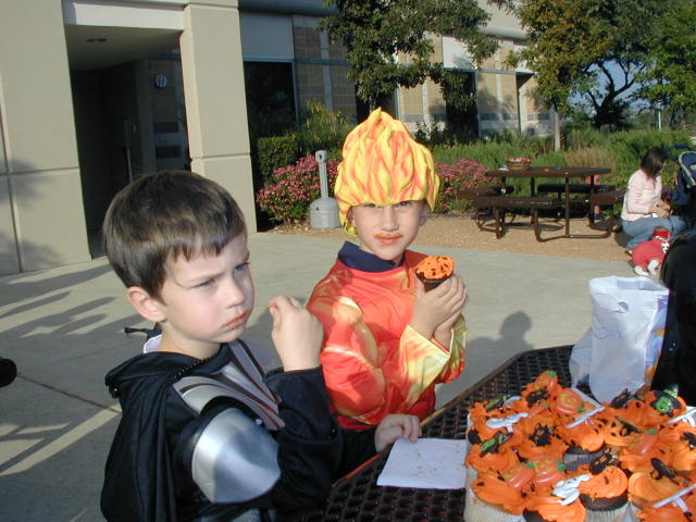 2005-10-27-Motive-Halloween-Party-13-Chance-Dax.JPG