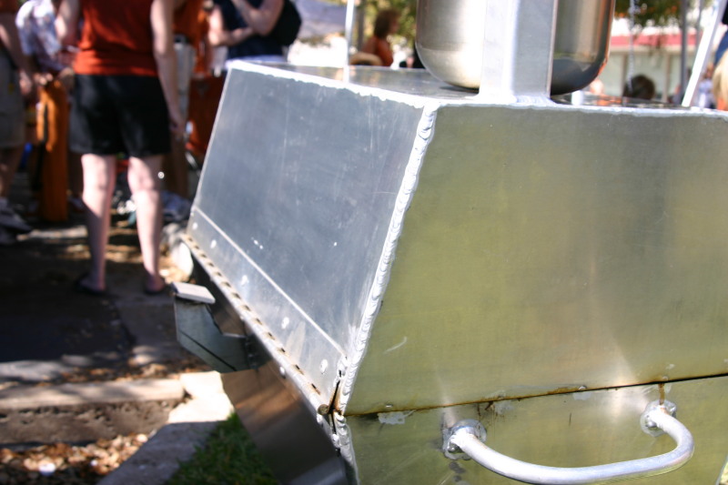 2005/10(October)/Texas-Tech-TailGate/800x600_2005-10-22-Texas-Tailgate-15-grille.JPG