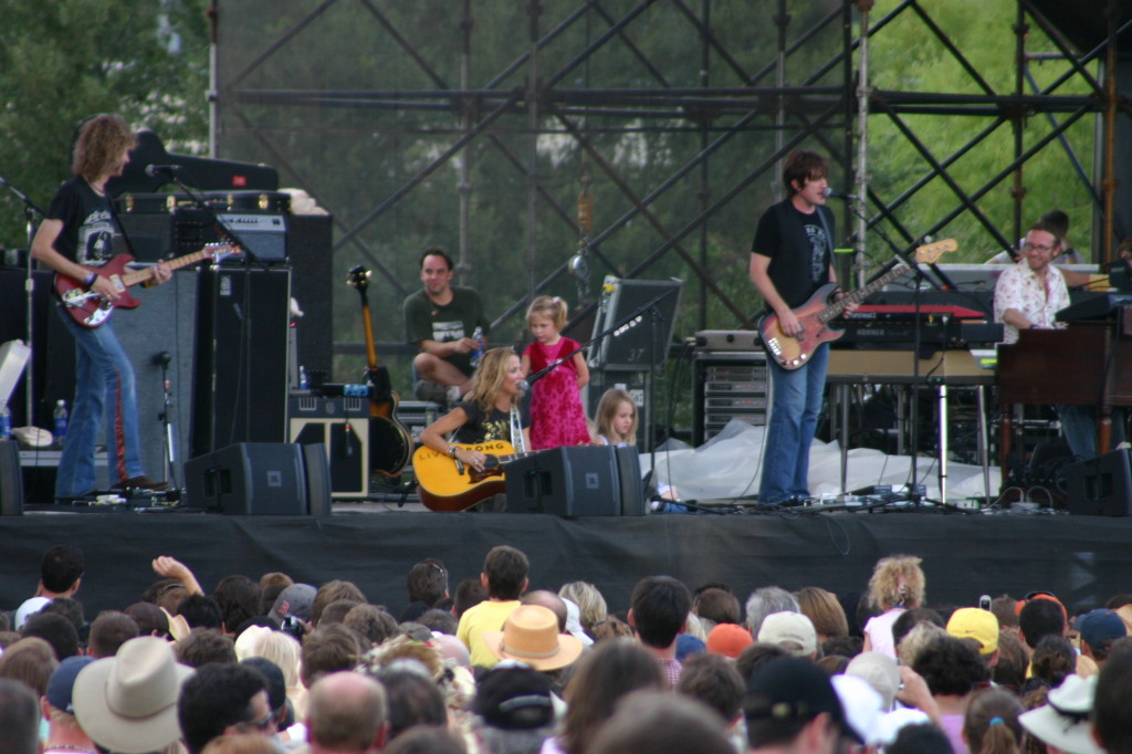 2005/10(October)/Tour-of-Hope/1024x768_2005-10-02-Tour-of-Hope-70-Sheryl-Crow.JPG