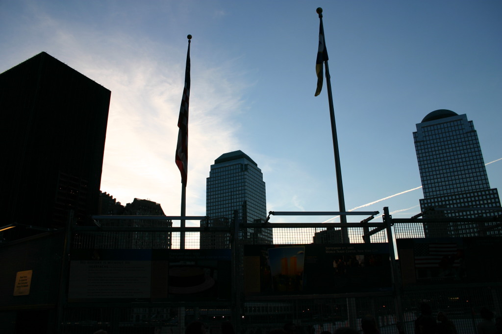 2005/11(November)/NewYorkCity/1024x768_2005-11-07-New-York-05-World-Trade-Center-site.JPG