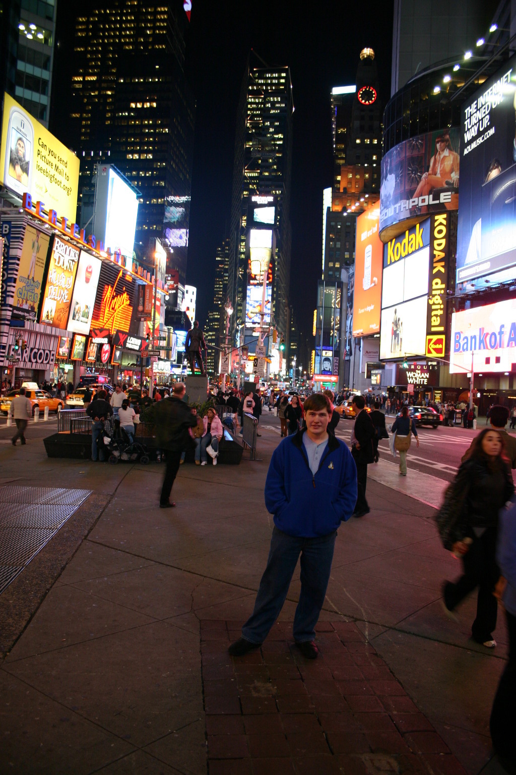 2005/11(November)/NewYorkCity/1024x768_2005-11-08-New-York-09-Times-Square-Frank.JPG