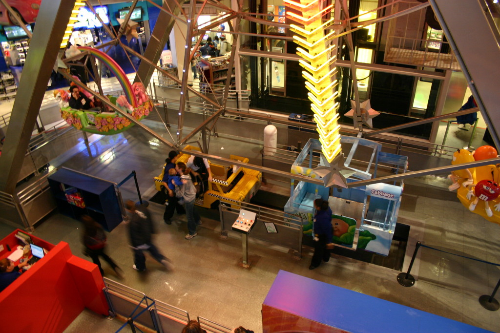 2005/11(November)/NewYorkCity/1024x768_2005-11-08-New-York-12-Times-Square-Toys-R-Us.JPG