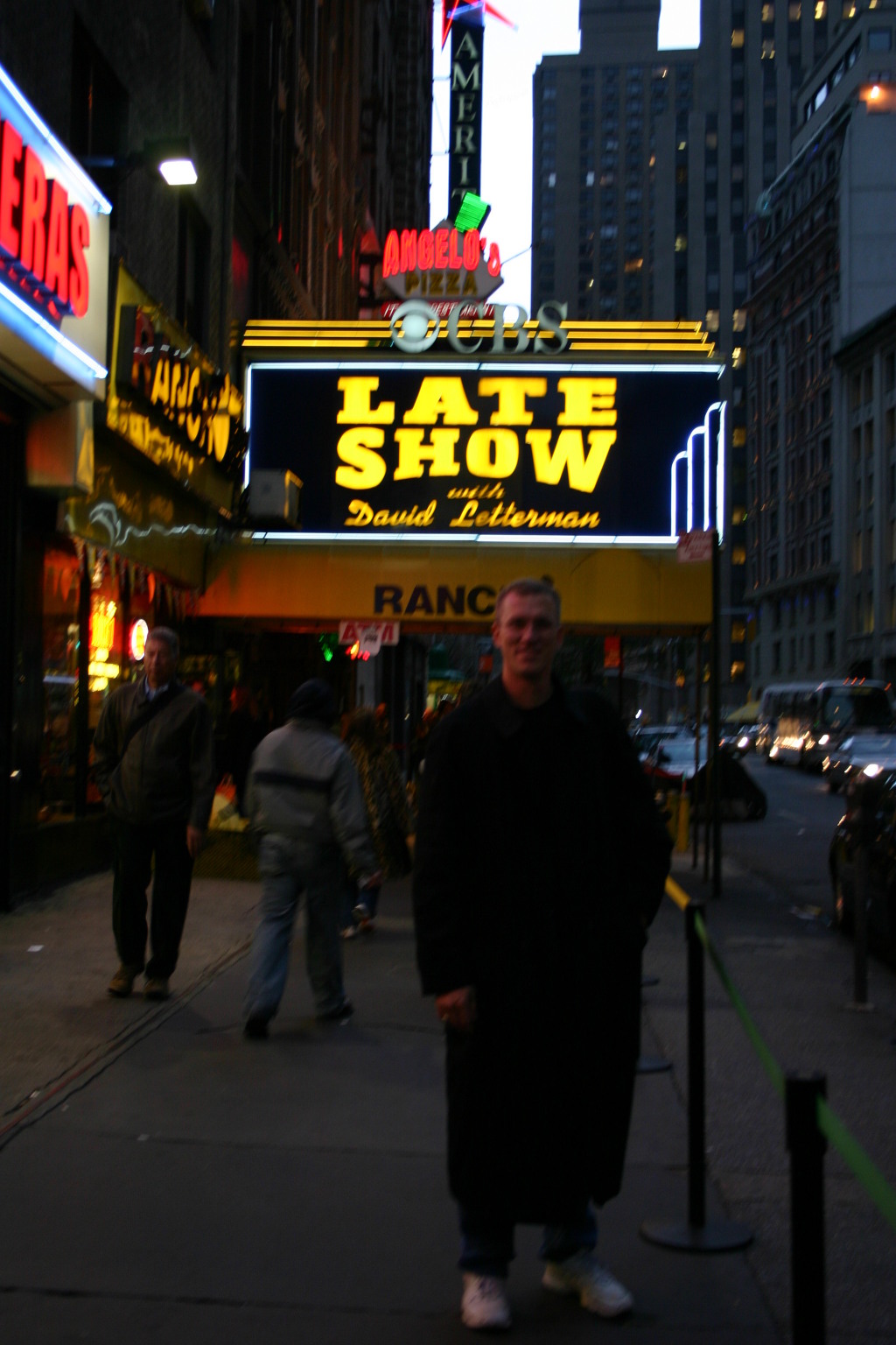 2005/11(November)/NewYorkCity/1024x768_2005-11-09-New-York-05-Times-Square-David-Letterman-Travis.JPG