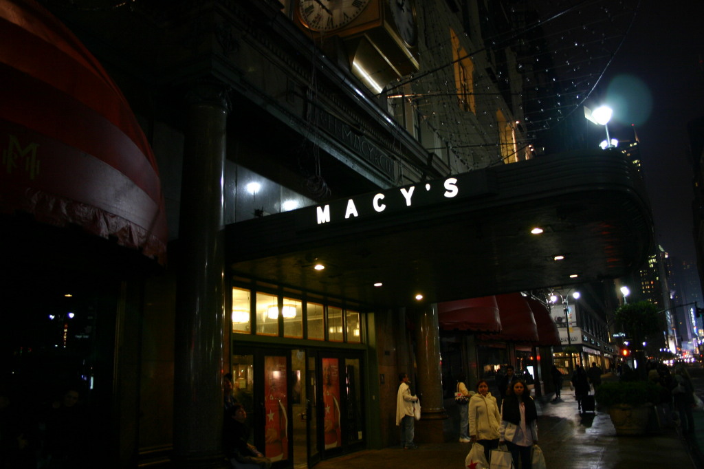 2005/11(November)/NewYorkCity/1024x768_2005-11-09-New-York-16-Times-Square-Macys.JPG