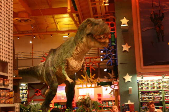 2005/11(November)/NewYorkCity/640x480_2005-11-08-New-York-15-Times-Square-Toys-R-Us.JPG