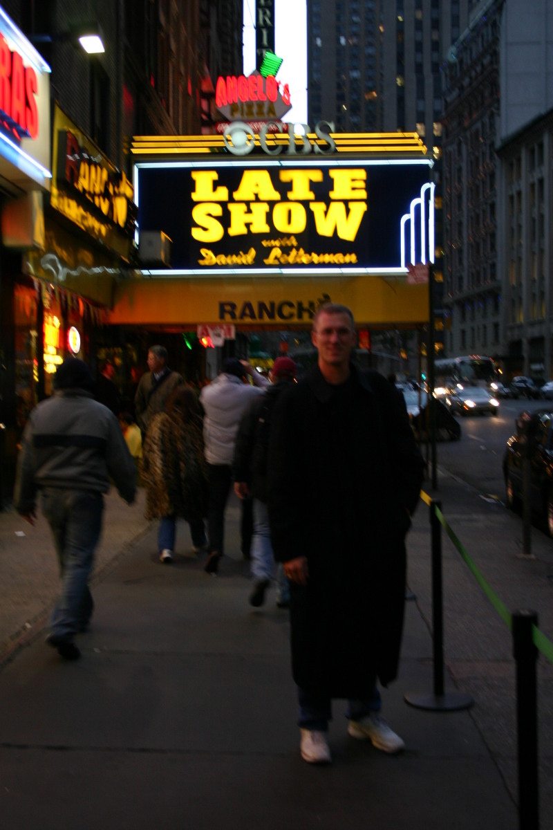 2005/11(November)/NewYorkCity/800x600_2005-11-09-New-York-04-Times-Square-David-Letterman-Travis.JPG