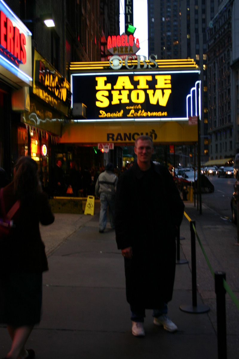 2005/11(November)/NewYorkCity/800x600_2005-11-09-New-York-06-Times-Square-David-Letterman-Travis.JPG