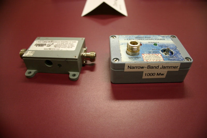 2005/11(November)/NewYorkCity/800x600_2005-11-09-wireless-jammer-and-amp-2.JPG
