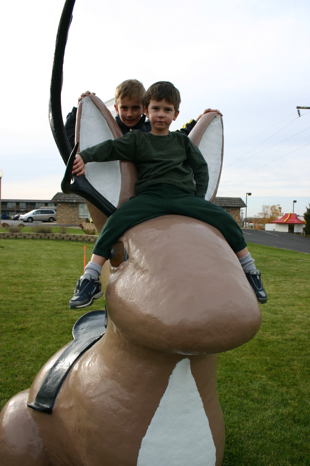 2005/11(November)/SouthDakota/Day1/1024x768_2005-11-03-South-Dakota-09-Dax-Chance-Jackalope.JPG