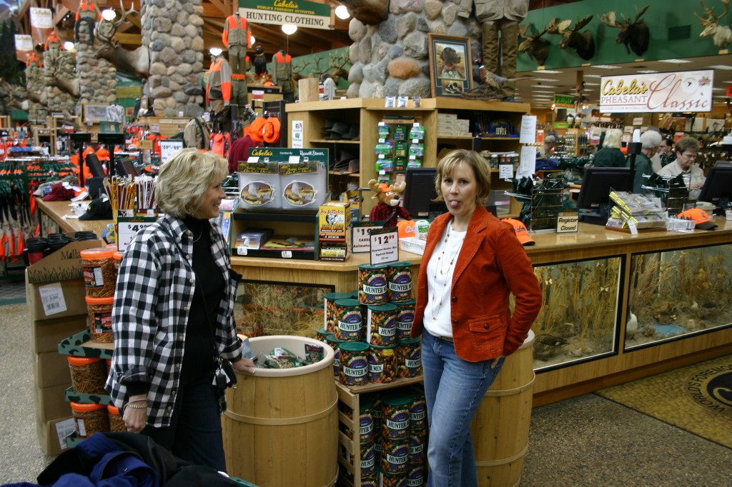 2005/11(November)/SouthDakota/Day2/1024x768_2005-11-04-South-Dakota-14-Cabelas-Janeen-Becky.JPG