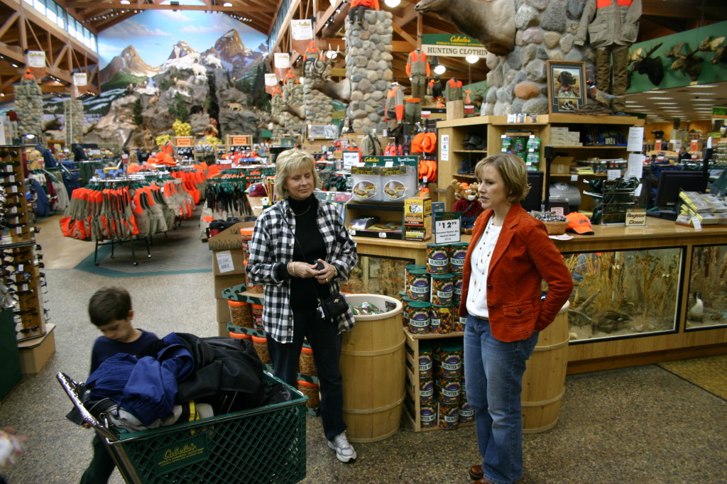 2005/11(November)/SouthDakota/Day2/1024x768_2005-11-04-South-Dakota-16-Cabelas-Janeen-Becky.JPG