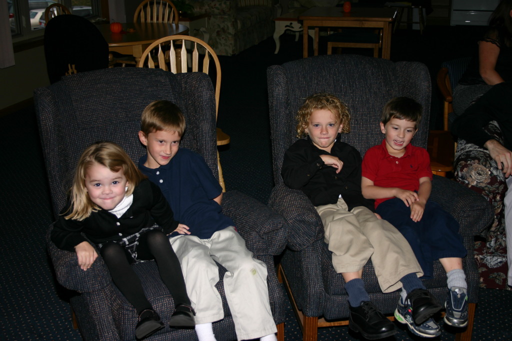 2005-11-05-South-Dakota-101-Hildebrands-Wieczoreks-watching-video.JPG