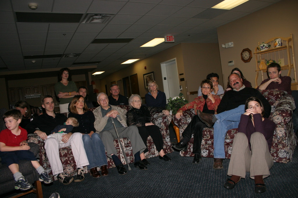 2005/11(November)/SouthDakota/Day2/1024x768_2005-11-05-South-Dakota-106-Hildebrands-Wieczoreks-watching-video.JPG