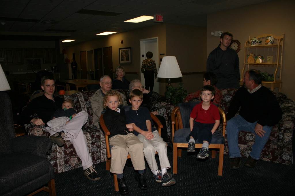 2005/11(November)/SouthDakota/Day2/1024x768_2005-11-05-South-Dakota-97-Hildebrands-Wieczoreks-watching-video.JPG