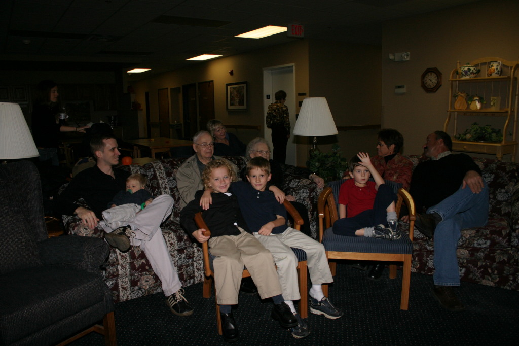 2005-11-05-South-Dakota-98-Hildebrands-Wieczoreks-watching-video.JPG