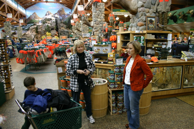 2005-11-04-South-Dakota-16-Cabelas-Janeen-Becky.JPG