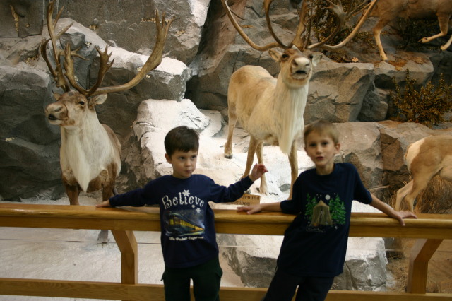 2005/11(November)/SouthDakota/Day2/640x480_2005-11-04-South-Dakota-19-Cabelas-Chance-Dax.JPG