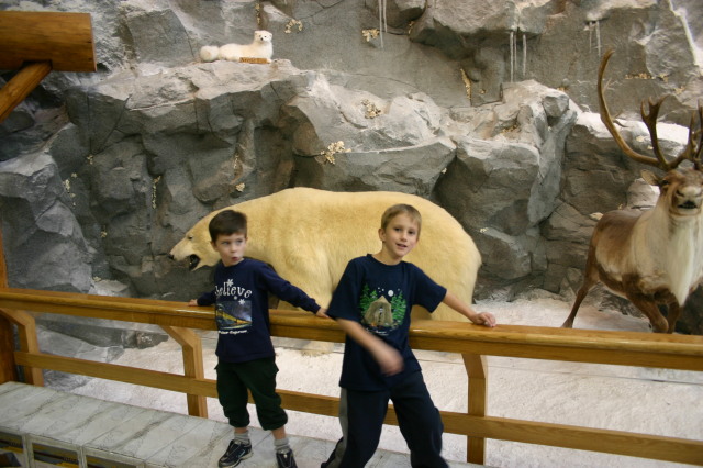 2005/11(November)/SouthDakota/Day2/640x480_2005-11-04-South-Dakota-21-Cabelas-Chance-Dax.JPG