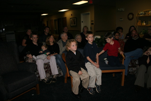 2005/11(November)/SouthDakota/Day2/640x480_2005-11-05-South-Dakota-100-Hildebrands-Wieczoreks-watching-video.JPG